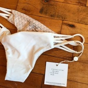 Acacia Maui bottoms in white